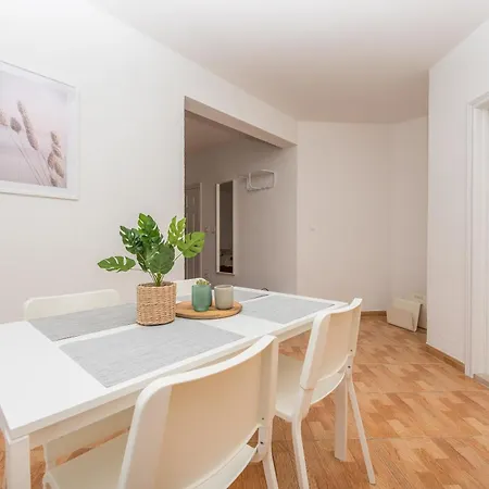 Marina Sea&city View * מאקרסקה