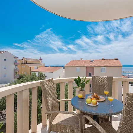 Marina Sea&city View Апартаменты Макарска
